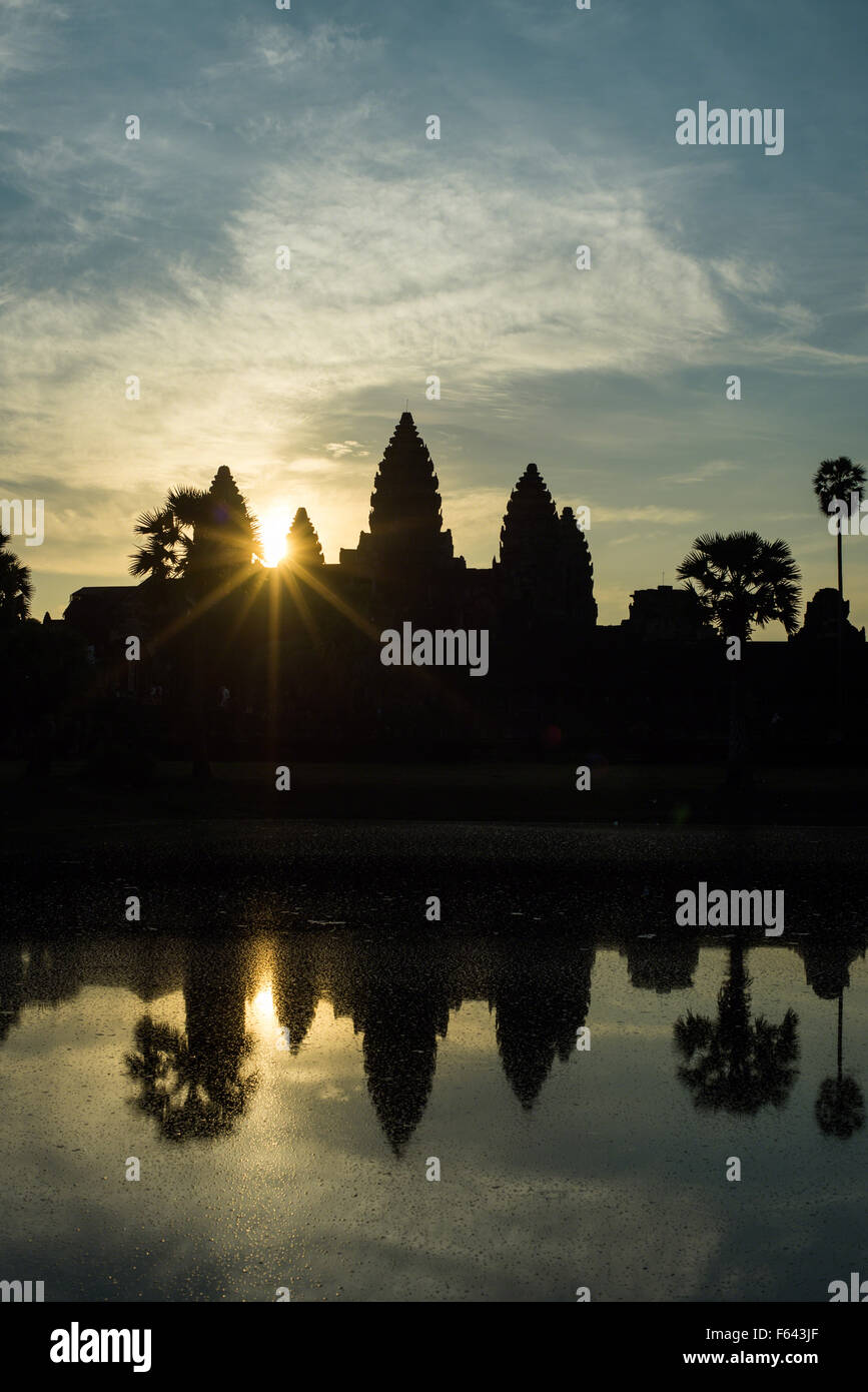 Silhouette d'Angkor Vat au lever du soleil Banque D'Images