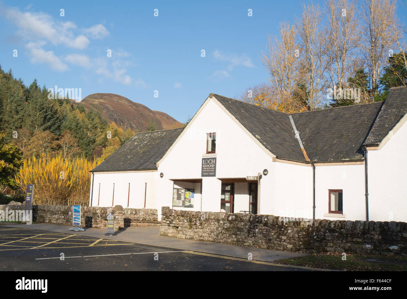 Le Loch Lomond et les Trossachs National Park Visitor Centre, Balmaha, behindvisitor avec Conic Hill Banque D'Images