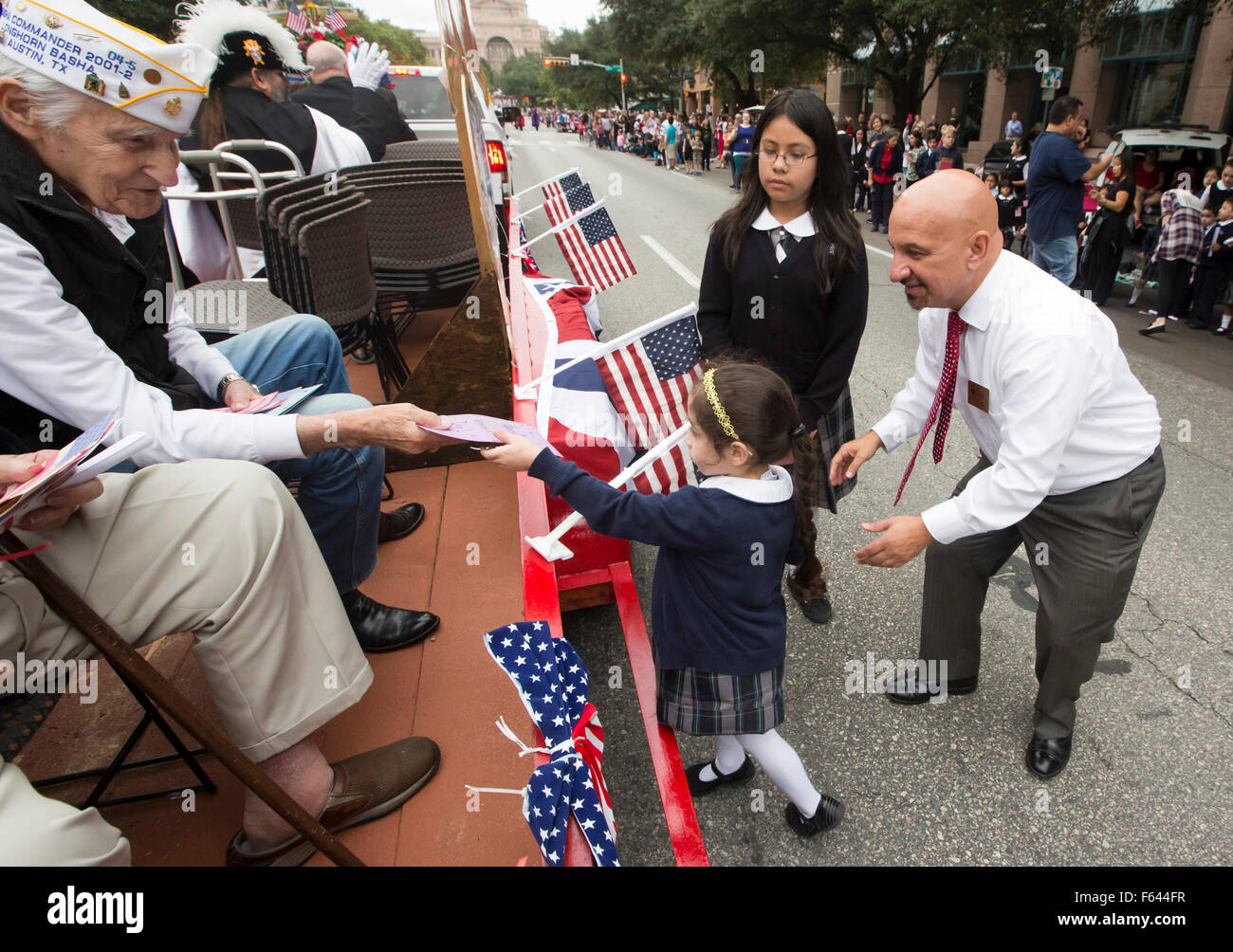 L'intention des enfants du primaire donner des cartes faites à la main pour les anciens combattants militaires pendant la Veteran's Day Parade Banque D'Images