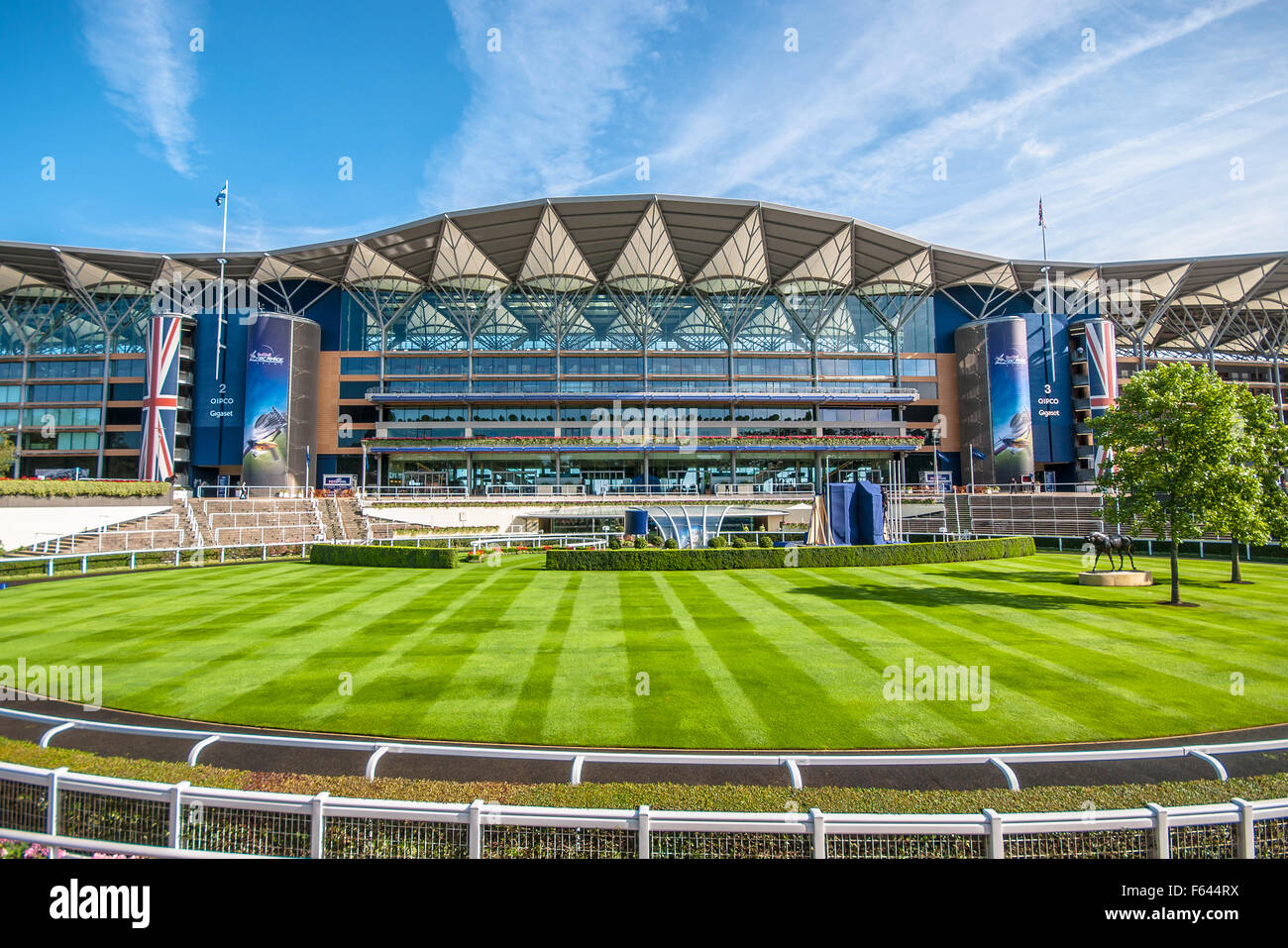 Ascot Racecourse est un hippodrome, situé à Ascot, Berkshire, Angleterre, qui est utilisé pour les courses de chevaux pur-sang. Lieu de course Red Bull Banque D'Images
