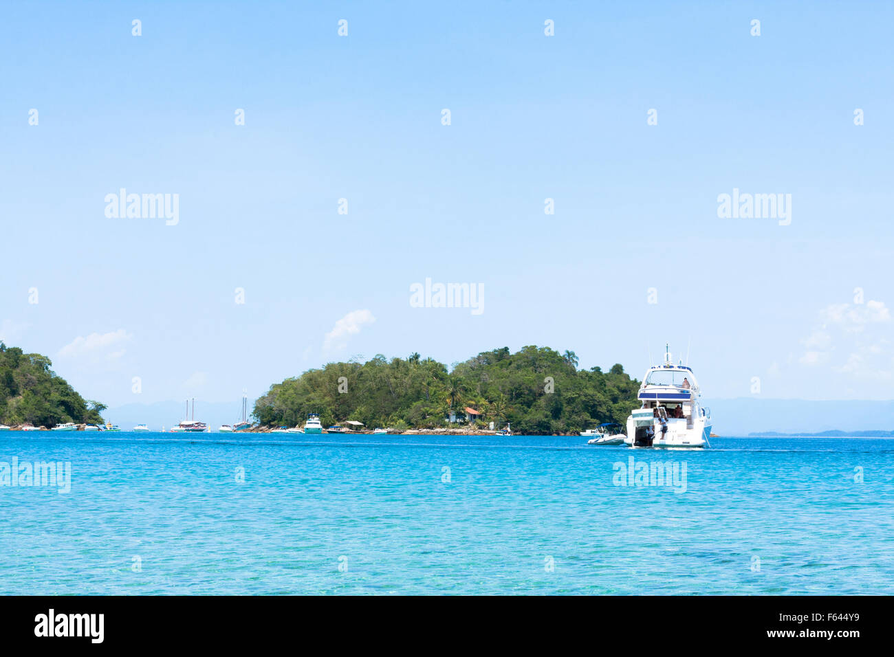 Bateaux et yachts à Lagoa Azul, Ilha Grande, Angra dos Reis, Rio de Janeiro, Brésil Banque D'Images