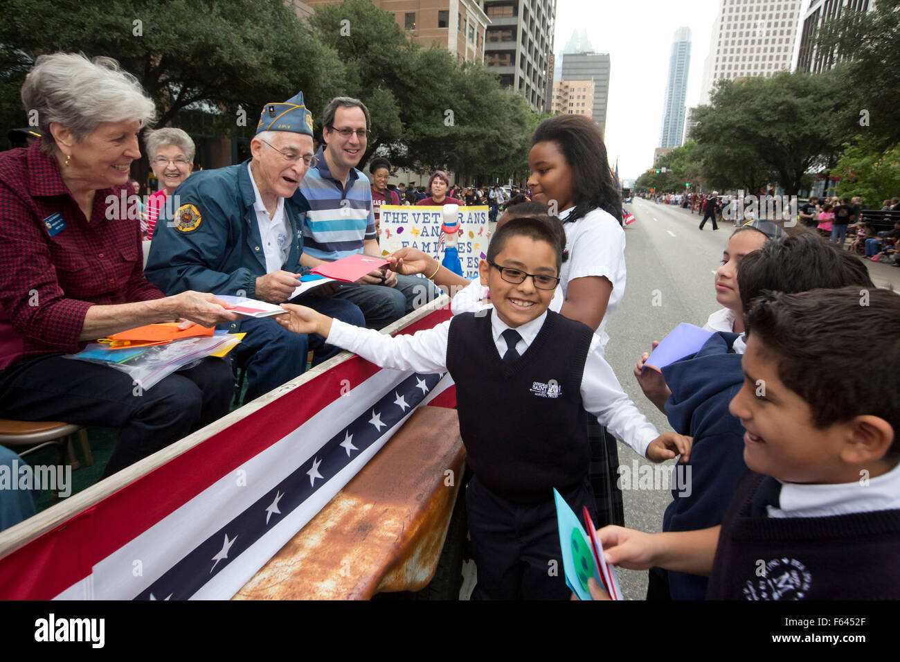 L'intention des enfants du primaire donner des cartes faites à la main pour les anciens combattants militaires pendant la Veteran's Day Parade Banque D'Images