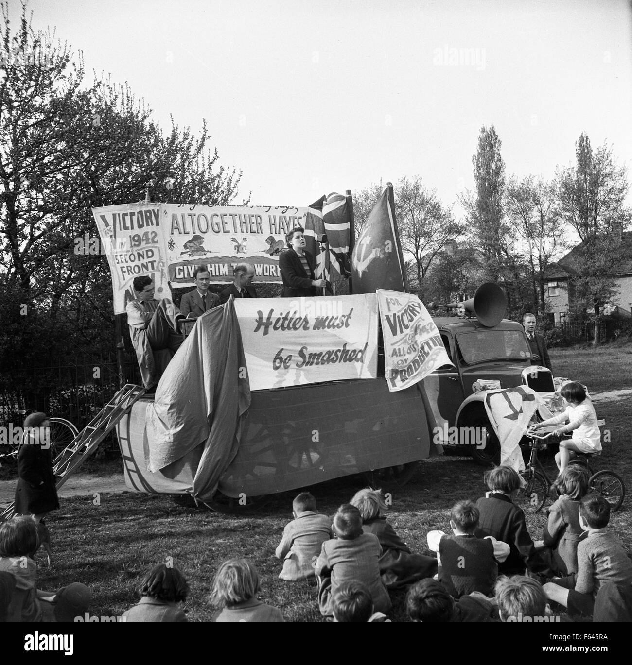 Campagne de haut-parleurs pour un deuxième front contre Hitler et l'Allemagne en 1942 à Hayes en Grande-Bretagne. Le parti communiste de Grande-Bretagne ont organisé des rassemblements pour soutenir la victoire dans la seconde guerre mondiale. Banque D'Images