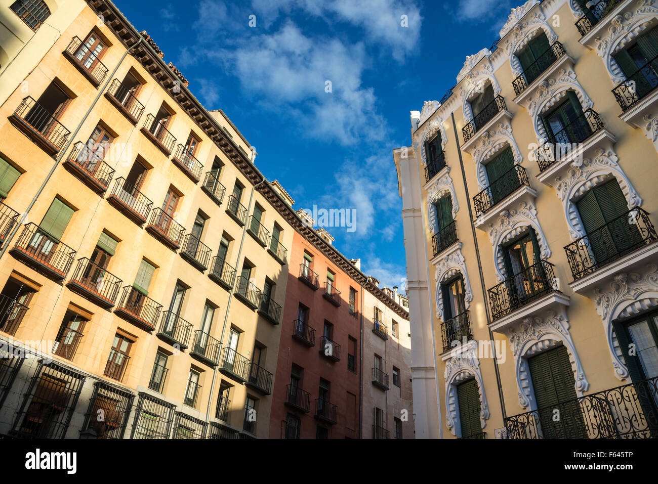 Appartements bâtiments dans la Calle de La Grotte de San Miguel, Madrid de los Austrias, le centre de Madrid, Espagne. Banque D'Images