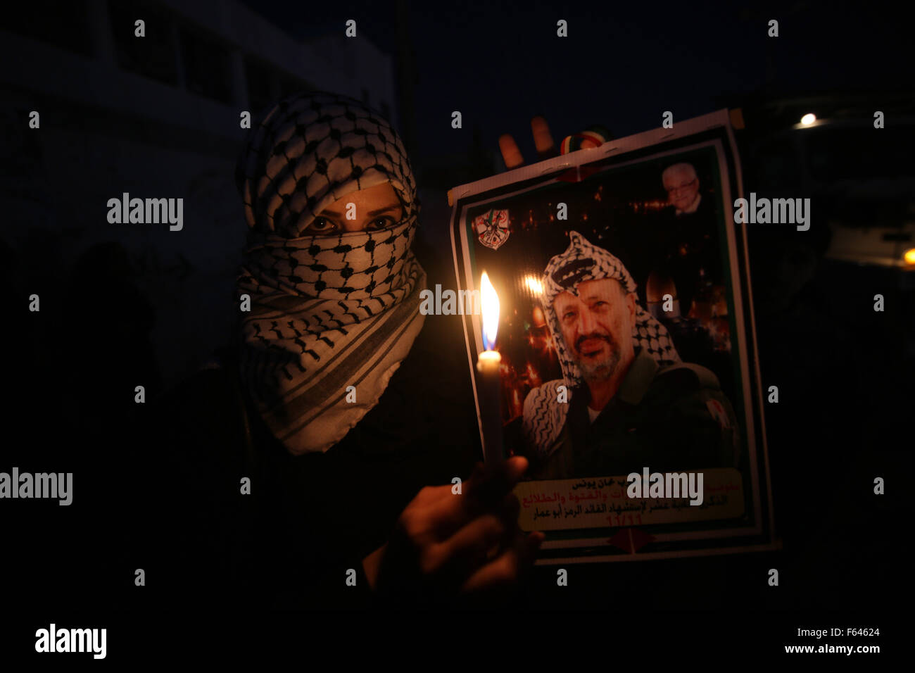Gaza, bande de Gaza. 11Th Nov, 2015. Un garçon palestinien détient des bougies lors d'un rassemblement marquant le 11e anniversaire de la mort de Yasser Arafat à Khan Younis, dans le sud de la bande de Gaza, le 11 novembre, 2015. Le président palestinien Mahmoud Abbas a déclaré mercredi que l'enquête sur la mort du défunt chef Yasser Arafat fait un long chemin et se poursuivra jusqu'à dévoiler la vérité. © Khaled Omar/Xinhua/Alamy Live News Banque D'Images