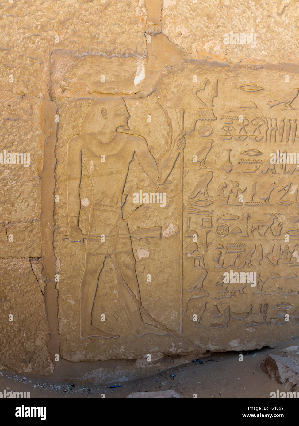 Inscriptions au-dessus de l'entrée de la tombe de Mehu Le champ de mastaba de l'ancien Royaume à la nécropole de Sakkara Également connu sous le nom de Saqqara Egypte Banque D'Images