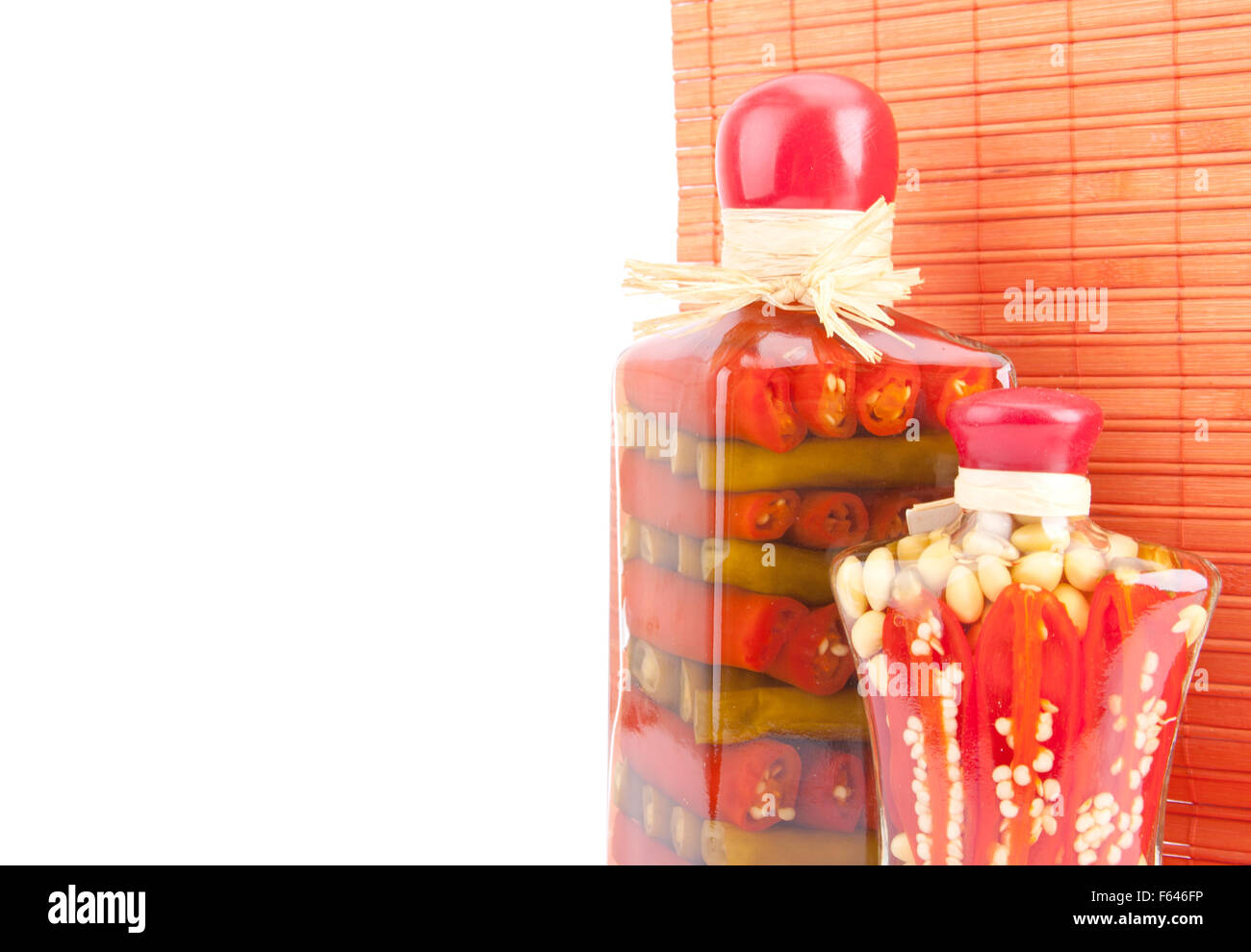 Les légumes en conserve dans des bocaux en verre. Poivre, string bean et asperges Banque D'Images