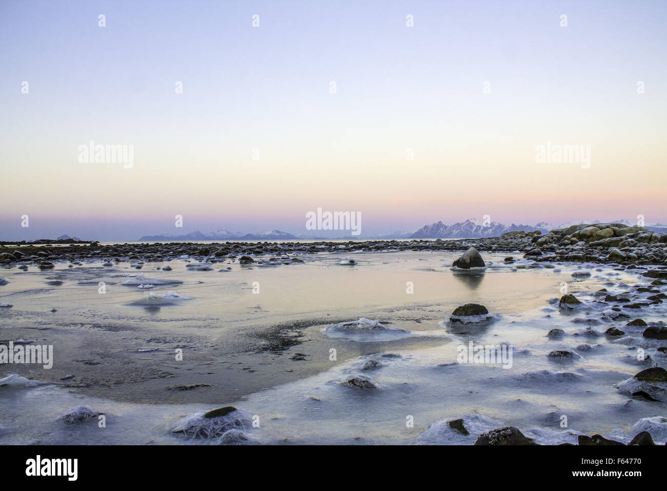 Frozen shore à Lofoten avec un viw pour îles Vesteralen sur l'horizon Banque D'Images