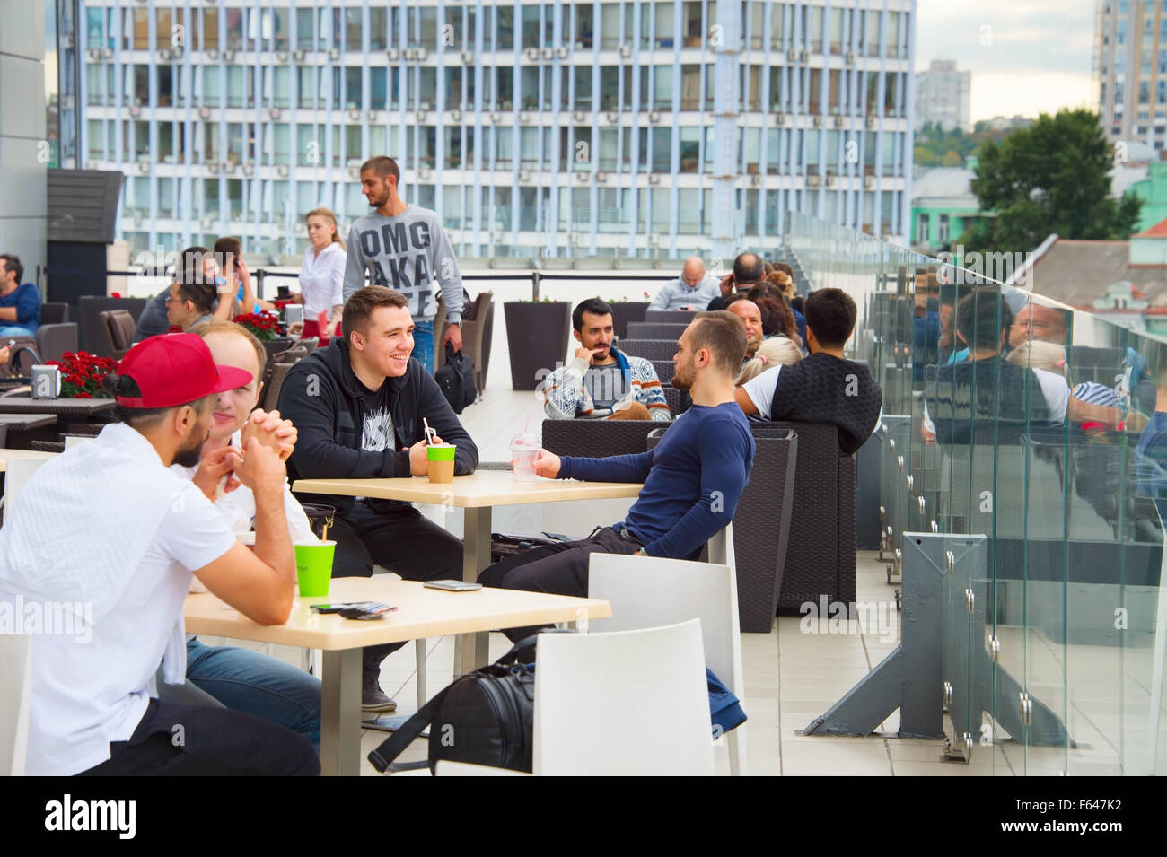 Les gens au restaurant sur le toit à Kiev. Kiev est la capitale et le centre d'affaires de l'Ukraine. Banque D'Images