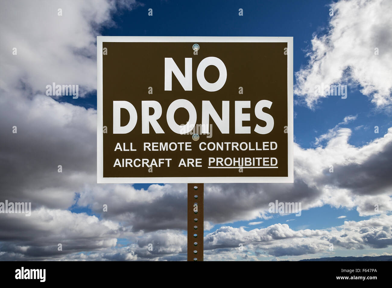 Pas de signer avec drones gathering storm clouds Banque D'Images