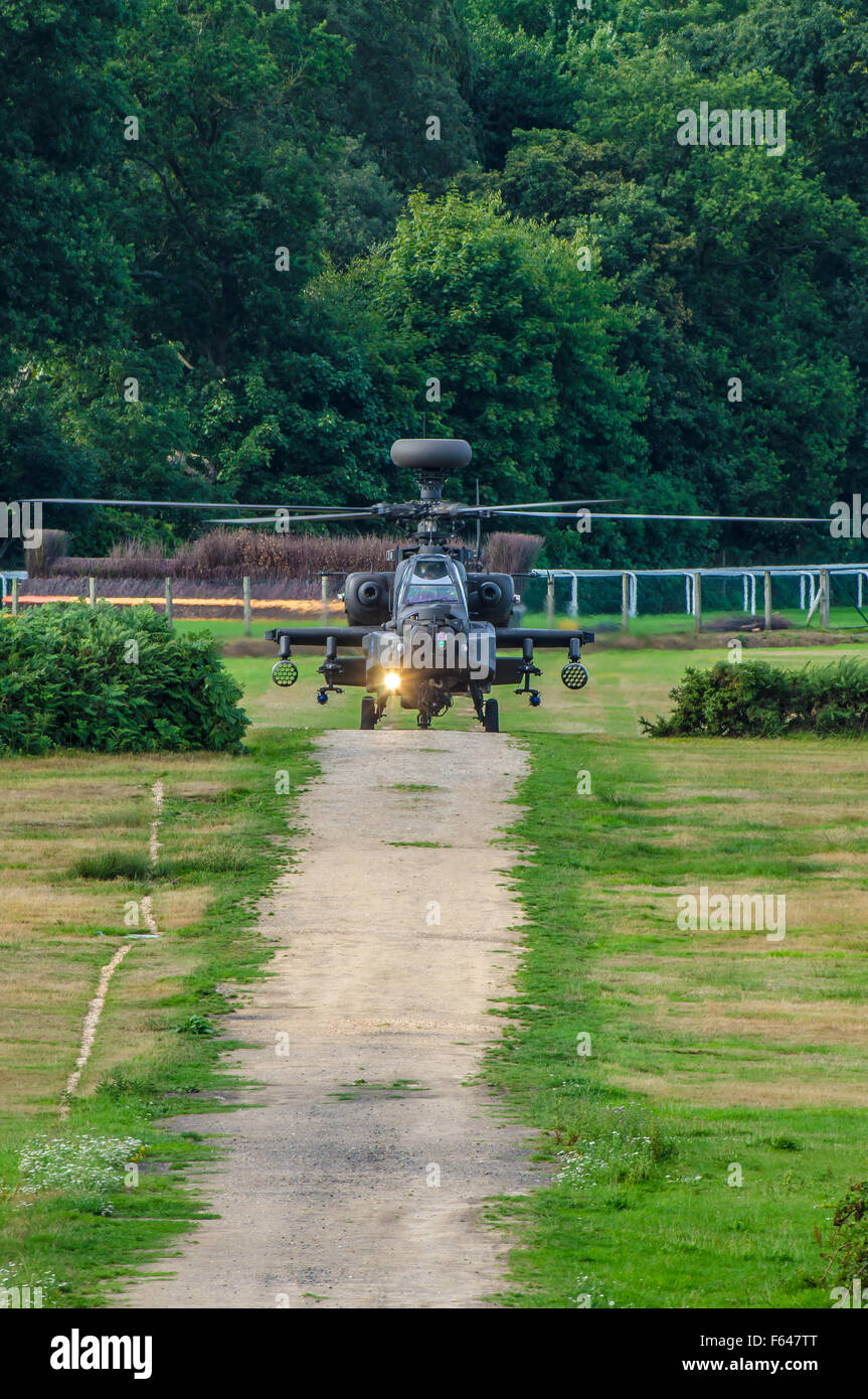 AgustaWestland Apache est une version sous licence de l'hélicoptère d'attaque AH-64D Apache Longbow pour l'armée britannique. Atterrissage à l'hippodrome d'Ascot Banque D'Images