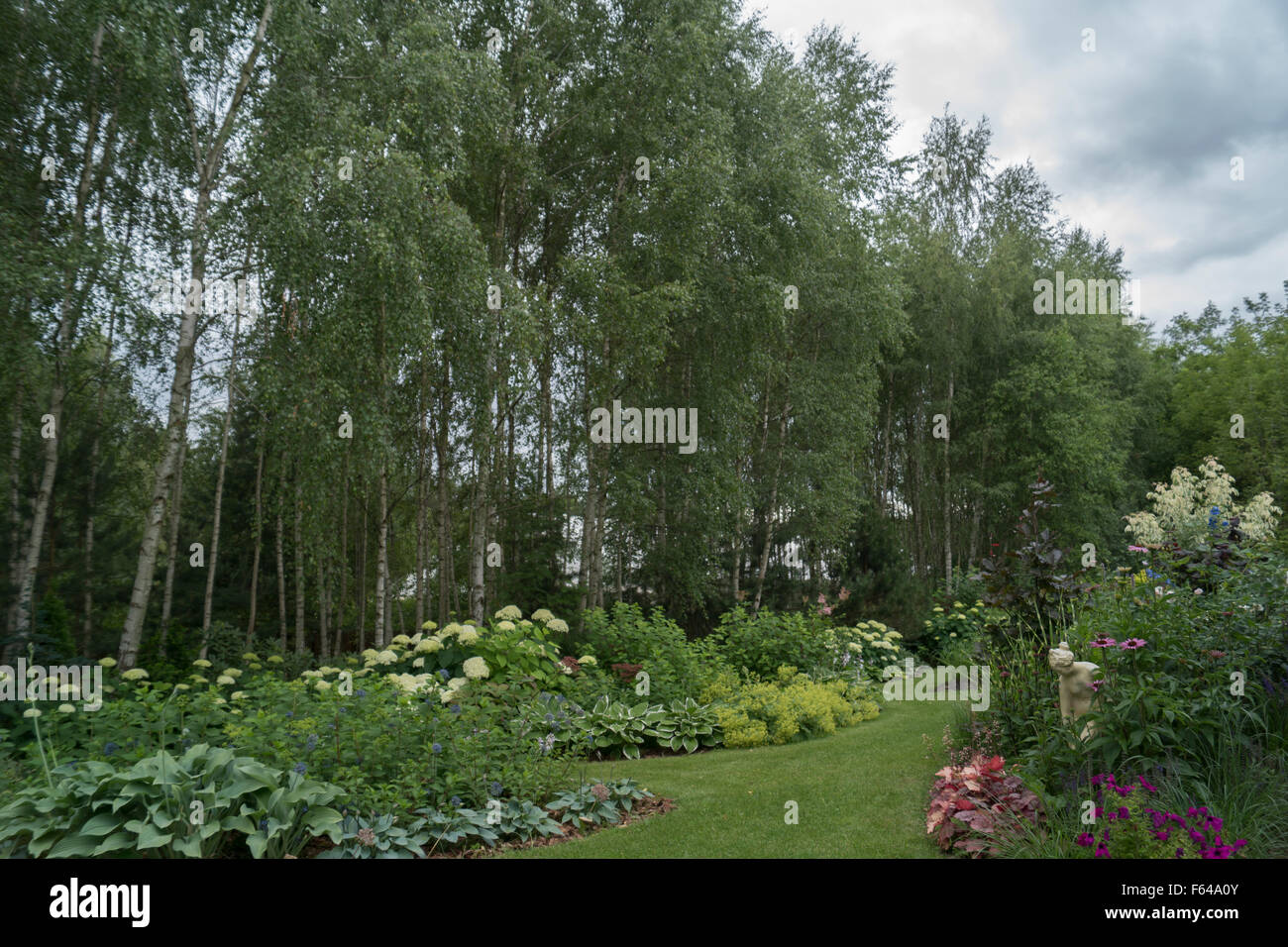 Wilcza Gora jardin en été. Banque D'Images