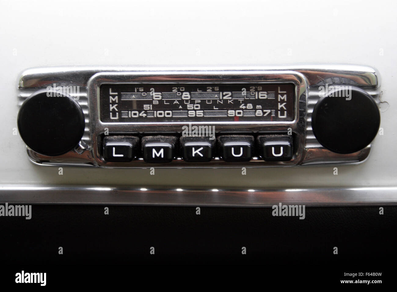 Old car radio Banque de photographies et d'images à haute résolution - Alamy