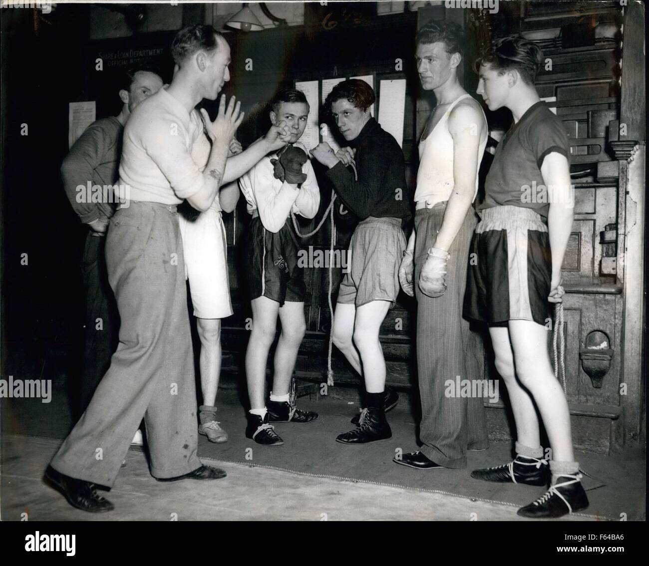 1950 - Vic Smith, professeur d'une bourse de ''garçon'' est un très ancien membre du Club. Il a servi dans la marine pendant la guerre, mais dès qu'il est revenu à son ancien emploi il avait hâte de fort à nouveau. Je présente les membres du club E F Blackerby, H Drinkwater, F et F Jackson quelques choses avant de les prendre dans l'anneau. © Keystone Photos USA/ZUMAPRESS.com/Alamy Live News Banque D'Images