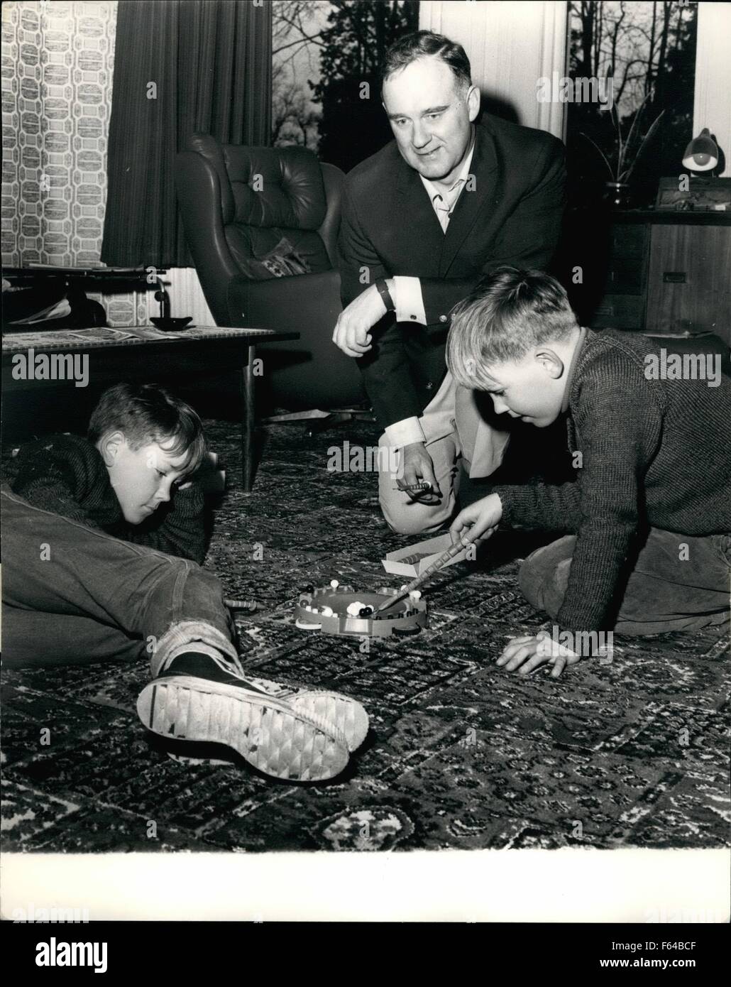 1957 - William Craig et son fils jouer serpent dans l'herbe. © Keystone Photos USA/ZUMAPRESS.com/Alamy Live News Banque D'Images