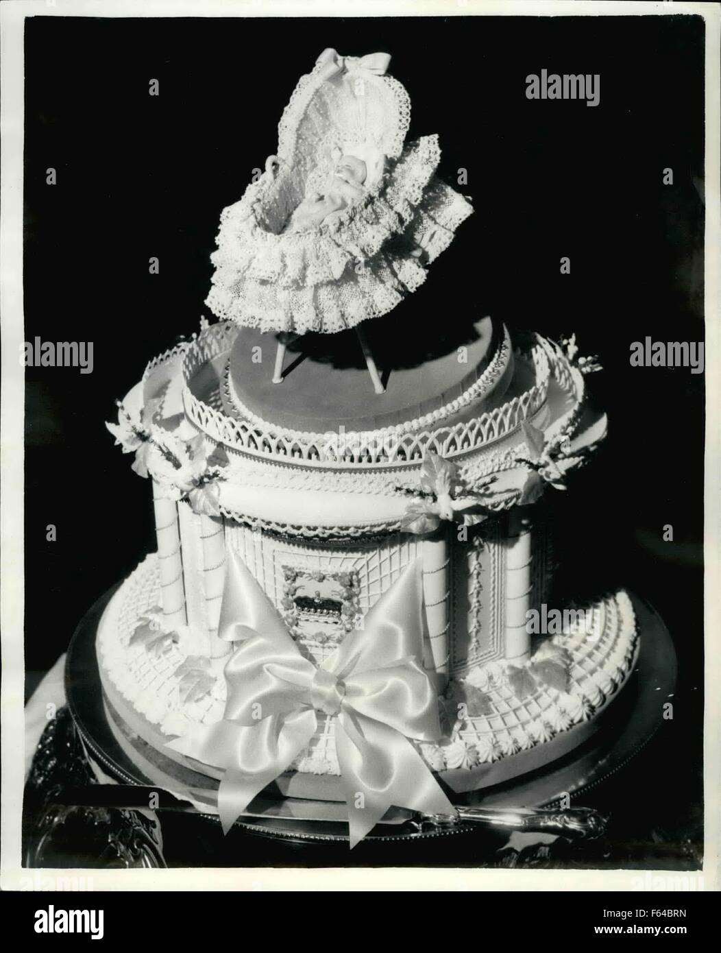 1957 Le Bapteme Officiel Gateau Pour Vicomte Linley Le Gateau Pour Le Bapteme Officiel Du Vicomte Linley Fils De La Princesse Margaret Et De L Earl De Snowdon A Ete Presente