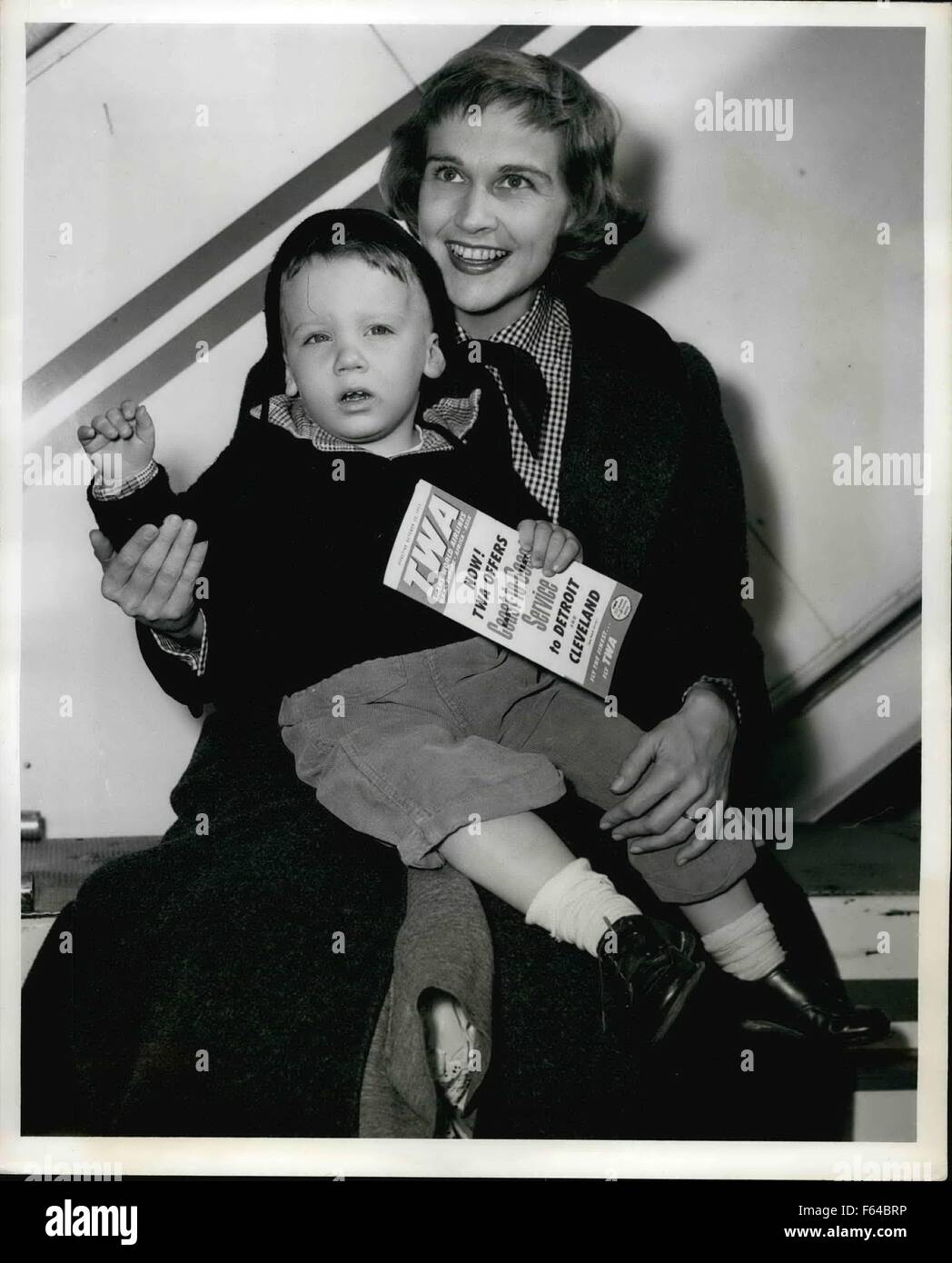 1957 - L'aéroport de Laguardia, N.Y. - Kim Hunter's fils, Sean, 21 mois, était bien à l'aéroport pendant le week-end pour dire au revoir à sa mère avant qu'elle a volé l'actrice à Phoenix (Arizona), sur Trans World Airlines. Après une journée de visite avec des amis dans la ville de villégiature de l'ouest, Kim continuera d'Hollywood sur TWA où elle va terminer le tournage d'une nouvelle Colombie-britannique photo ''Storm'' Centre et prendre part à l'émission de télévision ''Cliamax'' le 24 novembre. © Keystone Photos USA/ZUMAPRESS.com/Alamy Live News Banque D'Images