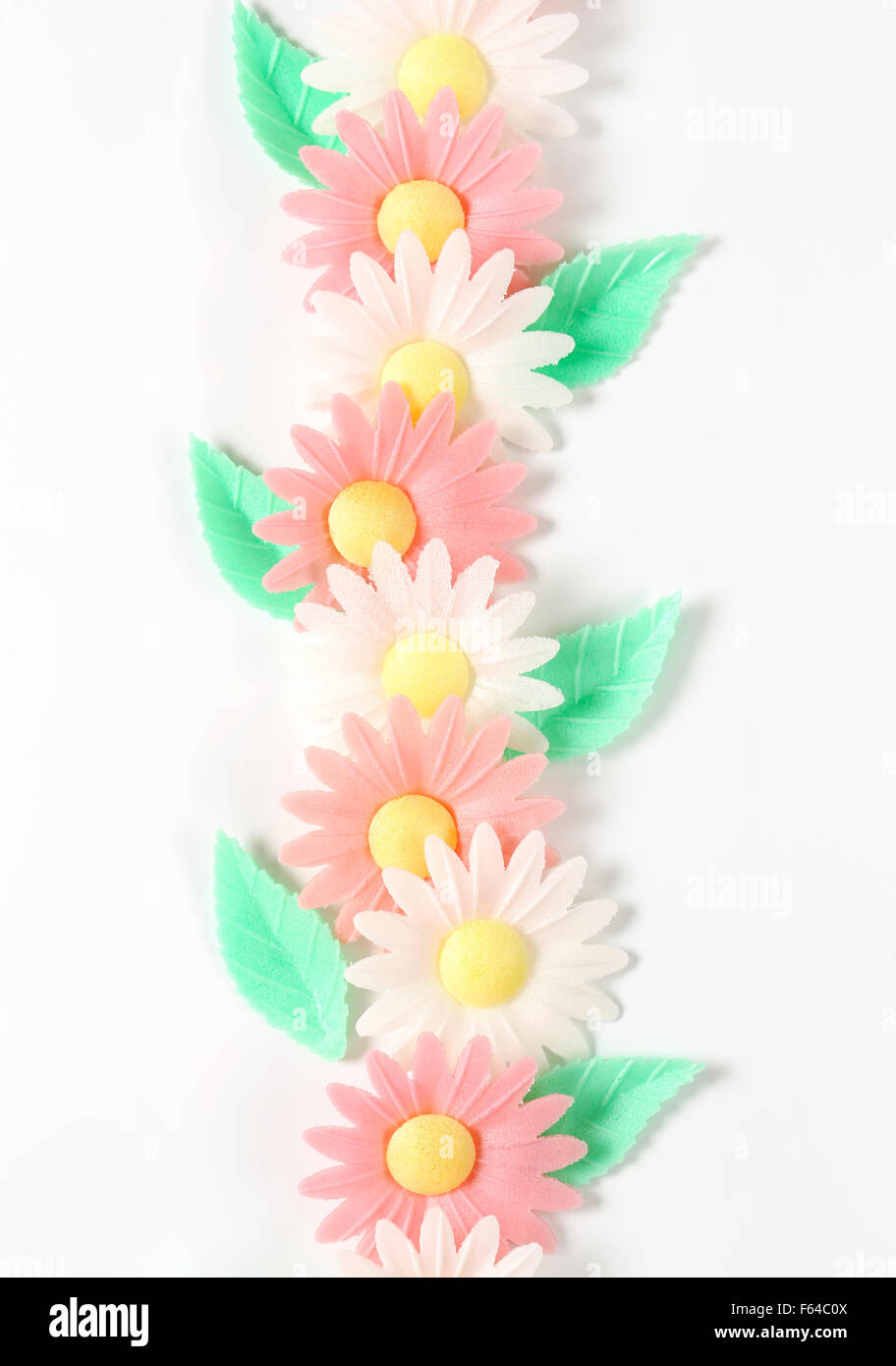 Fleurs de sucre - décoration gâteau comestible sur fond blanc Banque D'Images