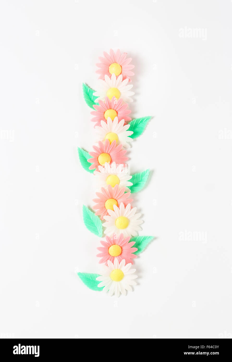 Fleurs de sucre - décoration gâteau comestible sur fond blanc Banque D'Images