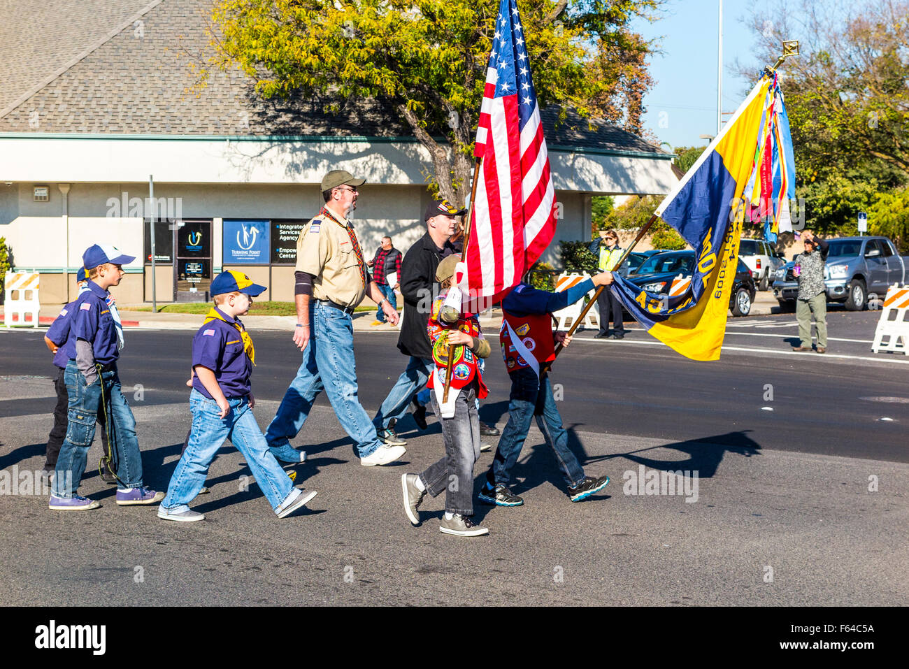 Modesto, Californie, USA. 11Th Nov, 2015. Louveteaux marchant dans la journée des anciens combattants de la Parade à Modesto Californie Crédit : John Crowe/Alamy Live News Banque D'Images