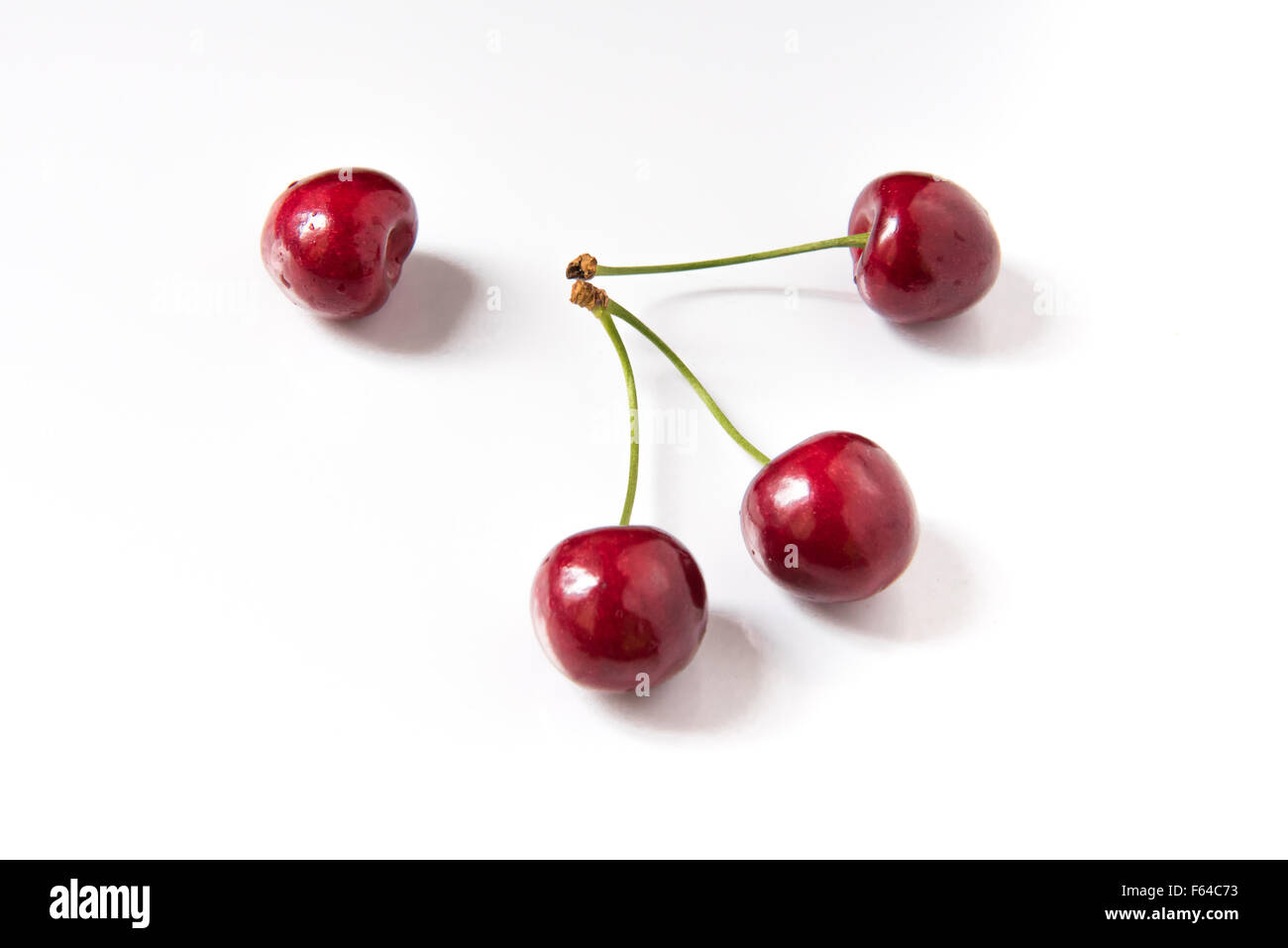Bol d cerries frais rouge sur fond blanc Banque D'Images