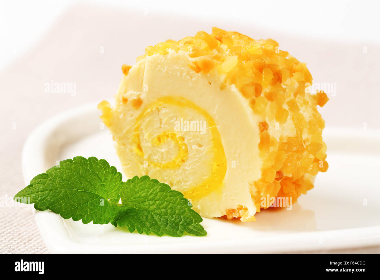 Détail de swiss roll tranche avec l'ananas sur plaque blanche Banque D'Images