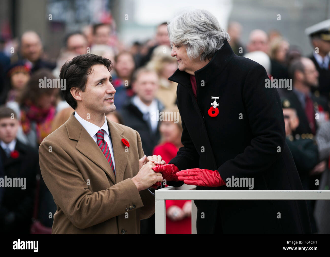 Ottawa, Canada. 11Th Nov, 2015. Le premier ministre du Canada, Justin Trudeau, serre la main de la mère de la Croix d'argent, Sheila Anderson lors des cérémonies du Jour du Souvenir au Monument commémoratif de guerre à Ottawa, Canada, le 11 novembre, 2015. Crédit : Chris Roussakis/Xinhua/Alamy Live News Banque D'Images