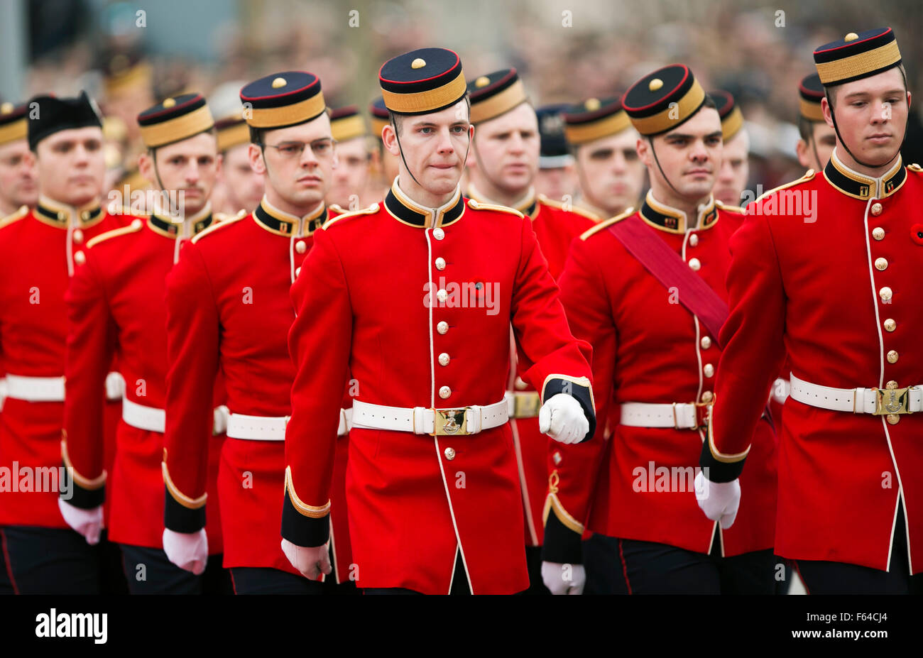 Ottawa, Canada. 11Th Nov, 2015. Les gens prennent part aux cérémonies du Jour du Souvenir au Monument commémoratif de guerre à Ottawa, Canada, le 11 novembre, 2015. Crédit : Chris Roussakis/Xinhua/Alamy Live News Banque D'Images