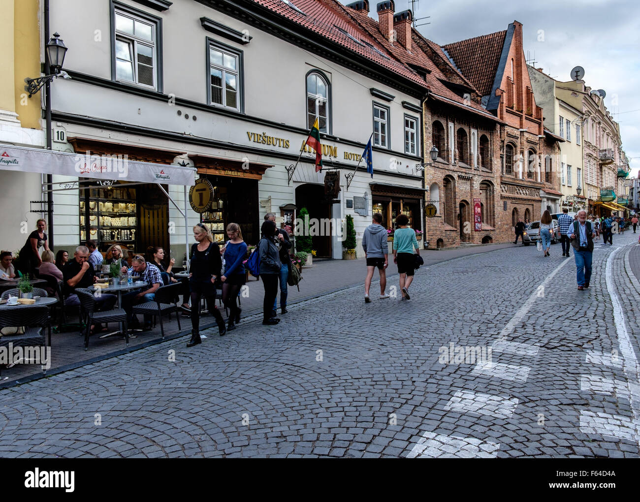 Rue avec des terrasses de cafés en Villnius, Lituanie Banque D'Images
