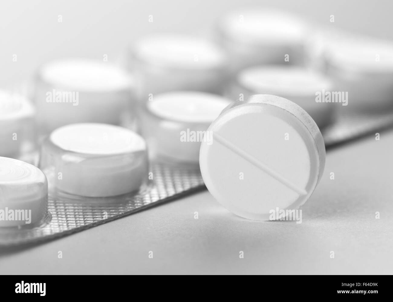 Comprimé blanc à proximité d'une plate Banque D'Images