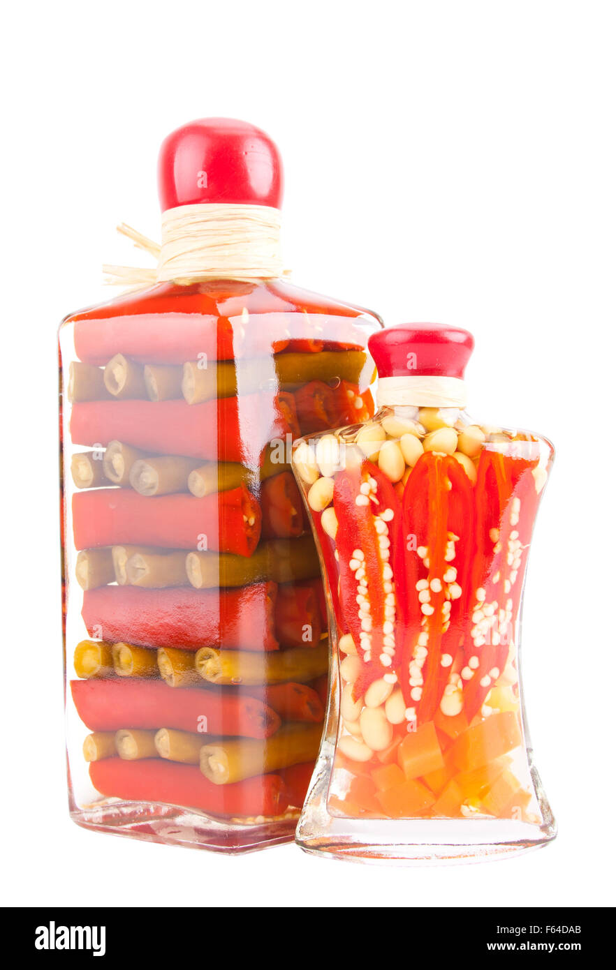 Les légumes en conserve dans des bocaux en verre isolated on white Banque D'Images