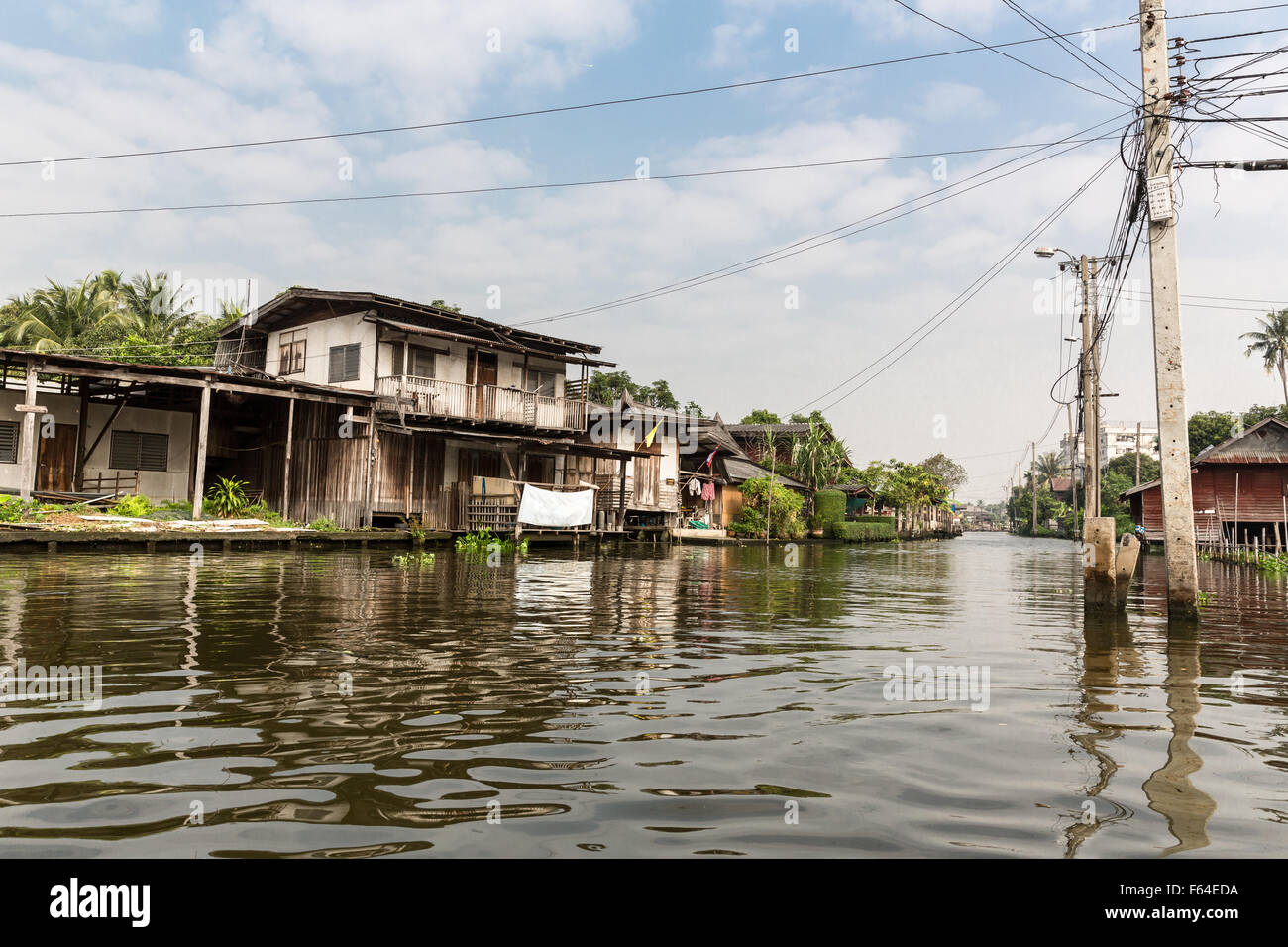 Les maisons faites de matériaux récupérés sur canal (Thaïlande) Banque D'Images
