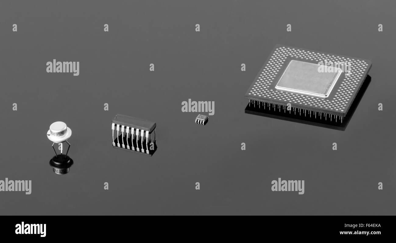 Concept de l'évolution de l'ancien processeur moderne à transistor Banque D'Images