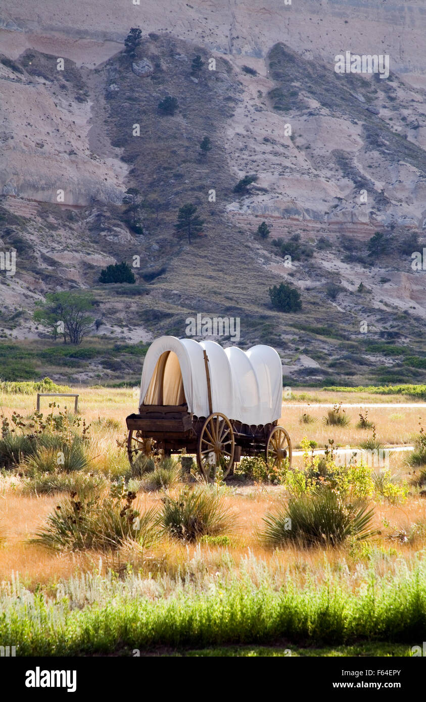 Un wagon couvert replica se trouve près de l'entrée de Scotts Bluff National Monument dans l'ouest du Nebraska. Banque D'Images