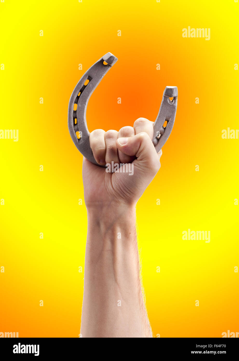 Symbole de chance. Horseshoe en main contre gradient background Banque D'Images