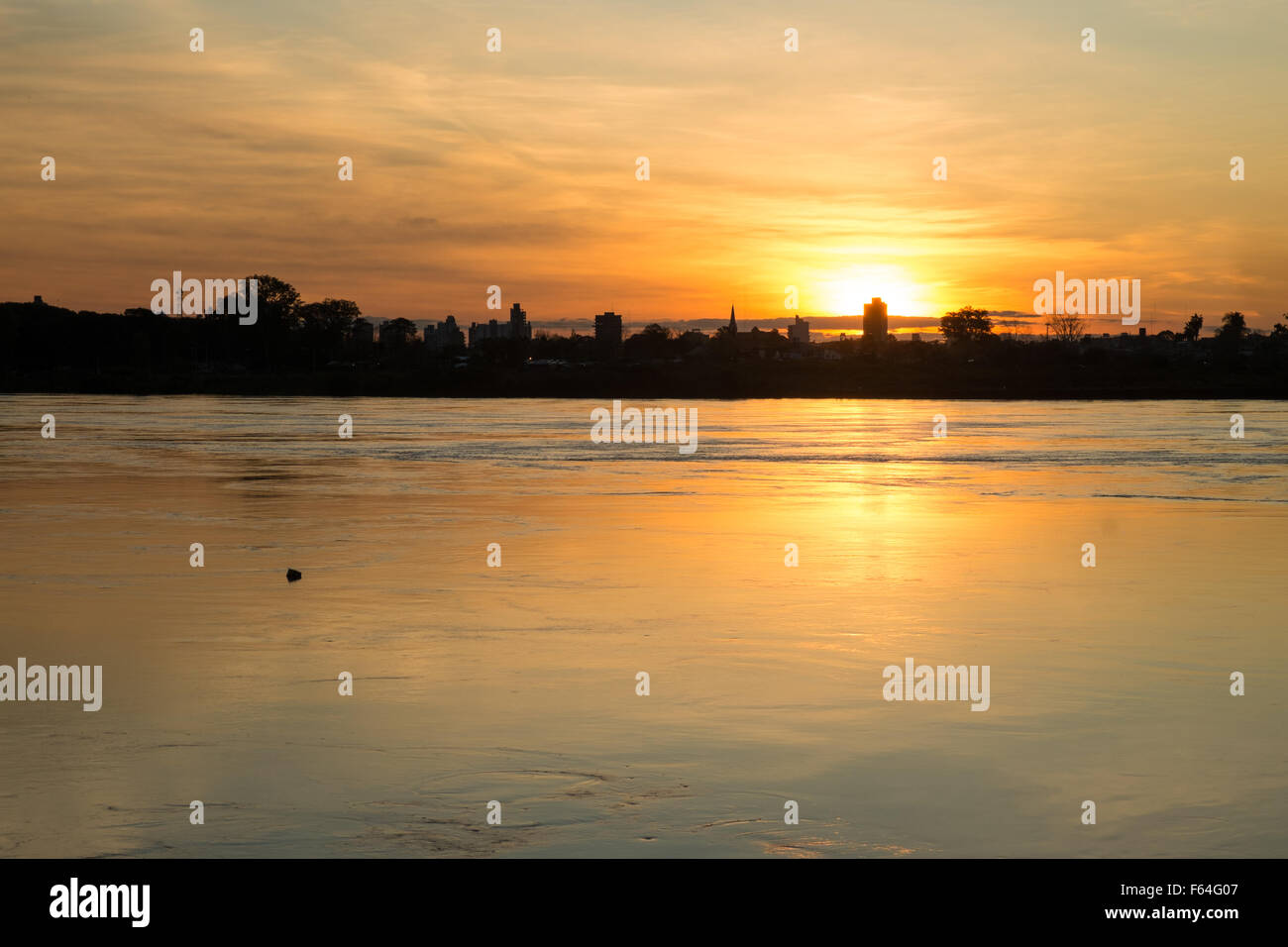 Coucher de soleil sur le Rio Uruguay, frontière entre l'Uruguay et l'Argentine Banque D'Images