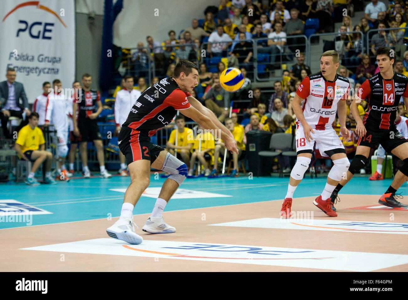 De Belchatow, en Pologne. 11 novembre 2015. Georges Raymond Thomas (L) de l'Asseco Resovia Rzeszow reçoit le ballon au cours de jeu avec PGE Skra Belchatow en plus Liga (ligue de volley-ball professionnel polonais). Banque D'Images