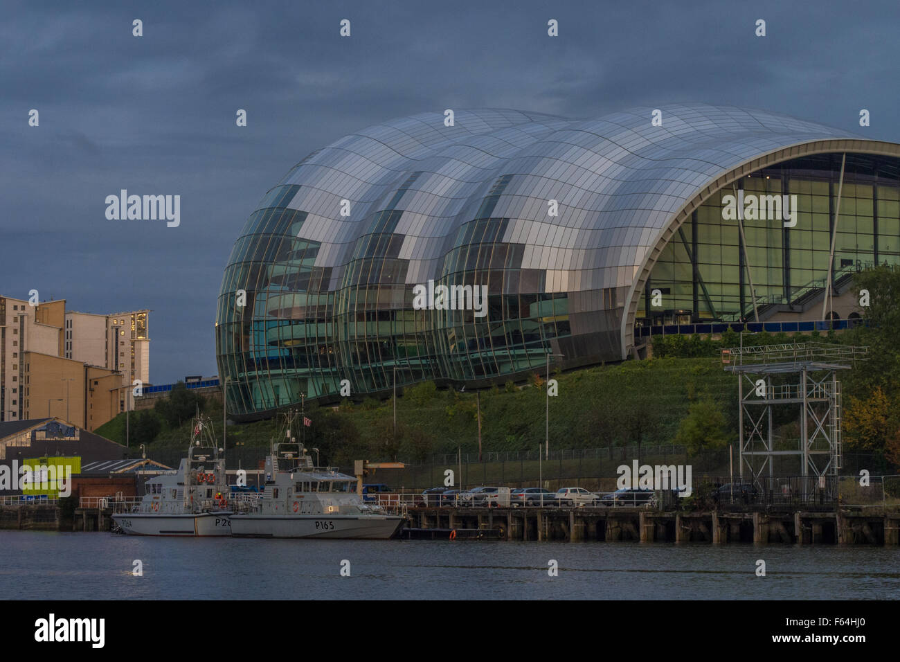 Salle de Concert sage comme vu de l'autre côté de la rivière, Newcastle-upon-Tyne, Tyne et Wear, Angleterre. Banque D'Images