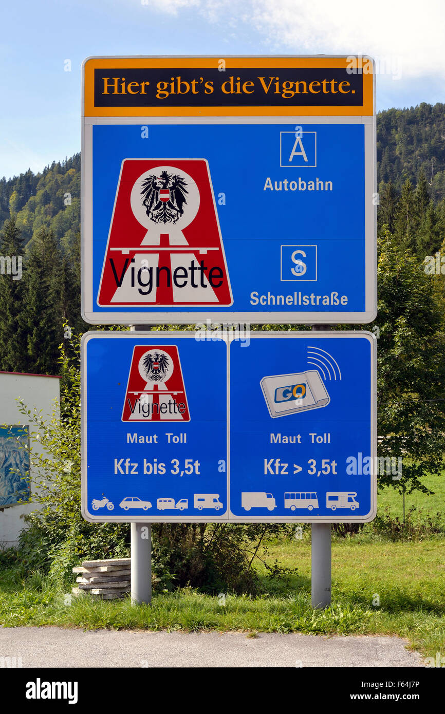 Sign post en référence à la vignette de douane sur l'autoroute en Autriche. Banque D'Images