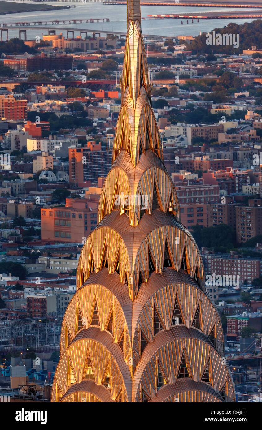 Détail de l'Art Déco et de la couronne de spire Chrysler Building à Manhattan, au coucher du soleil. Vue aérienne de la ville de New York. Banque D'Images