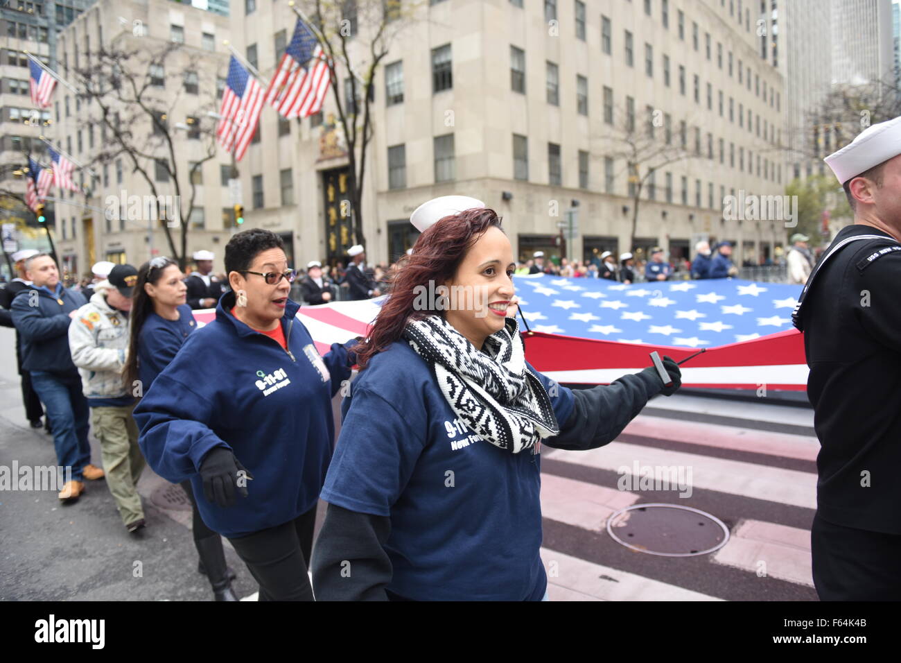 New York City, United States. 10 Nov, 2015. Transporter les marcheurs de Ground Zero replica US flag. Les anciens combattants de la ville de New York jour a été menée par l'US Navy comme cette année, le service et le grand prévôt et la seconde guerre mondiale, deux de la marine veteran Robert Morgenthau. © Andy Katz/Pacific Press/Alamy Live News Banque D'Images