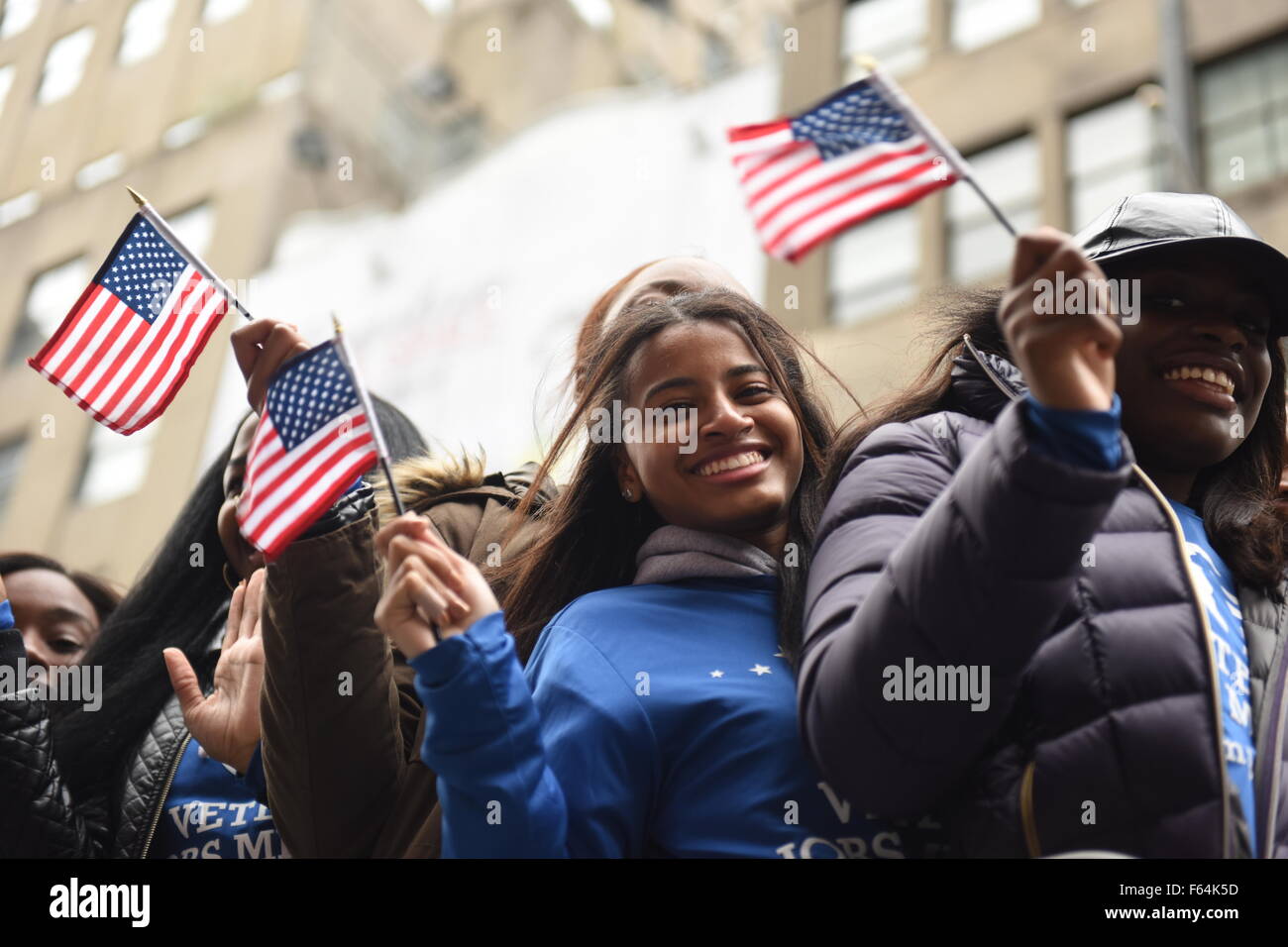 New York City, United States. 10 Nov, 2015. Équitation un flotteur avec miniature drapeaux américains. Les anciens combattants de la ville de New York jour a été menée par l'US Navy comme cette année, le service et le grand prévôt et la seconde guerre mondiale, deux de la marine veteran Robert Morgenthau. © Andy Katz/Pacific Press/Alamy Live News Banque D'Images