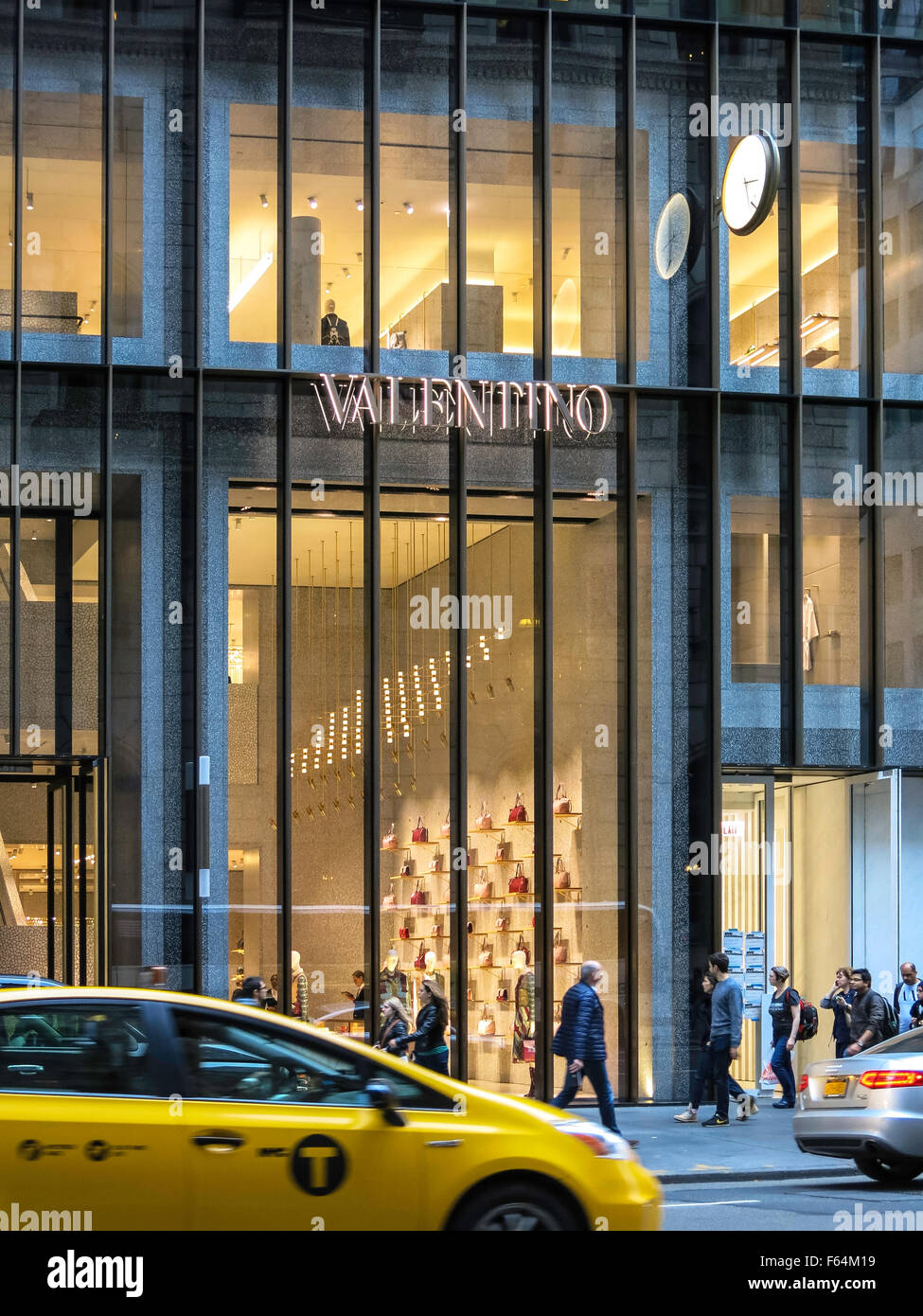 Valentino Store Façade Entrée avant la Cinquième Avenue, New York, USA Banque D'Images