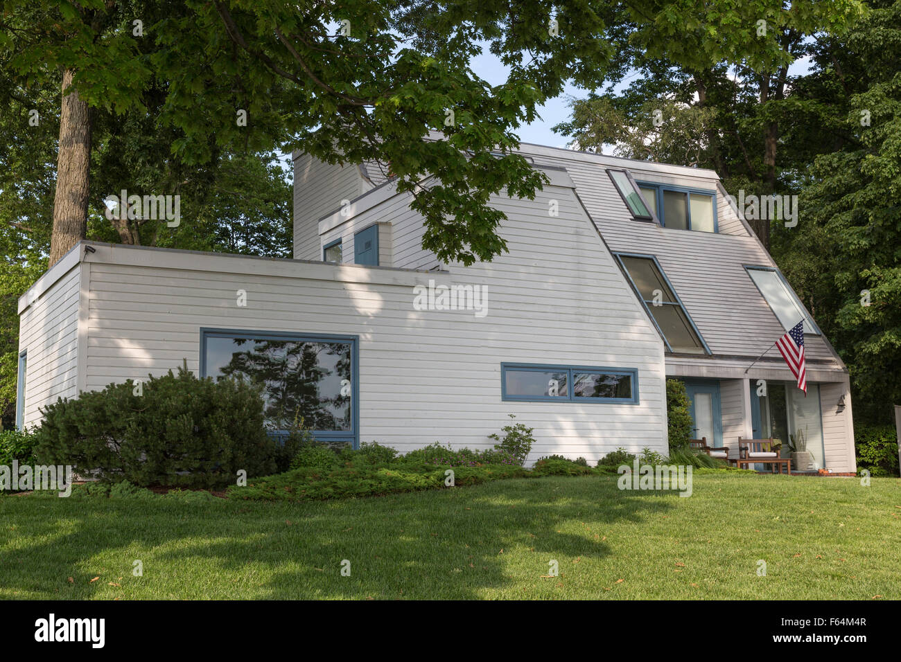 Extérieur de la maison à trois étages, Connecticut, États-Unis. style des années 1960 Banque D'Images