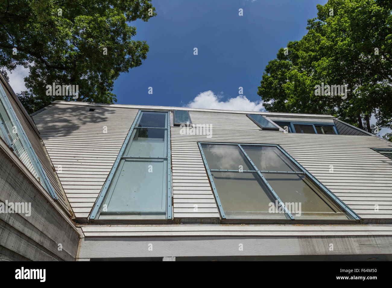 Extérieur de la maison à trois étages, Connecticut, États-Unis. style des années 1960 Banque D'Images