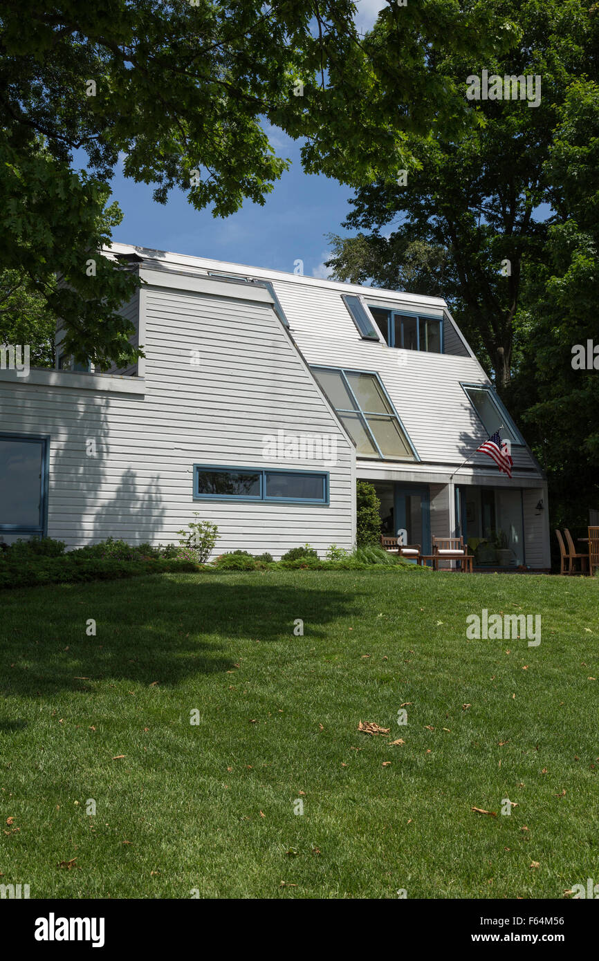 Extérieur de la maison à trois étages, Connecticut, États-Unis. style des années 1960 Banque D'Images