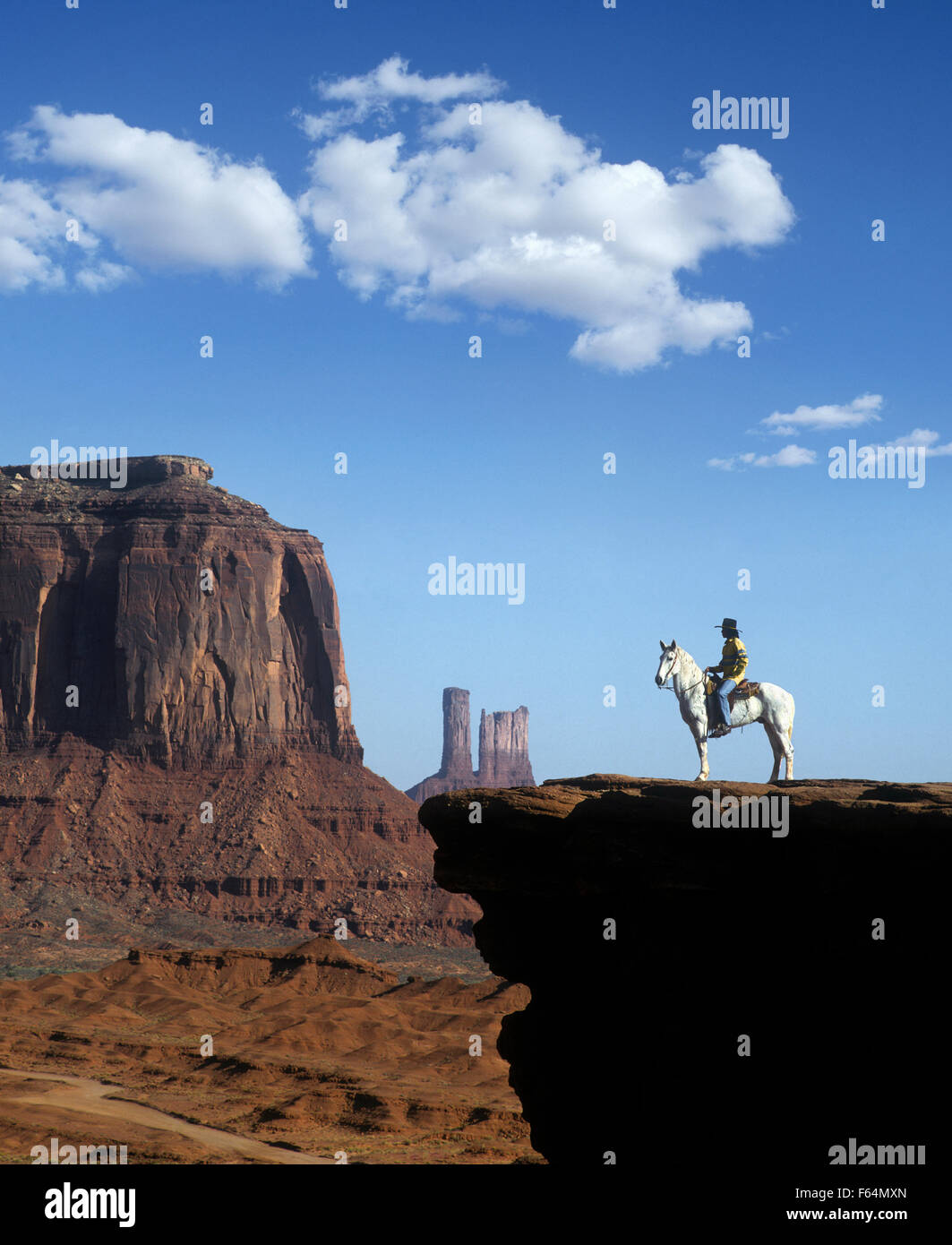 L'Utah, Monument Valley, Navajo Indian on horse Banque D'Images