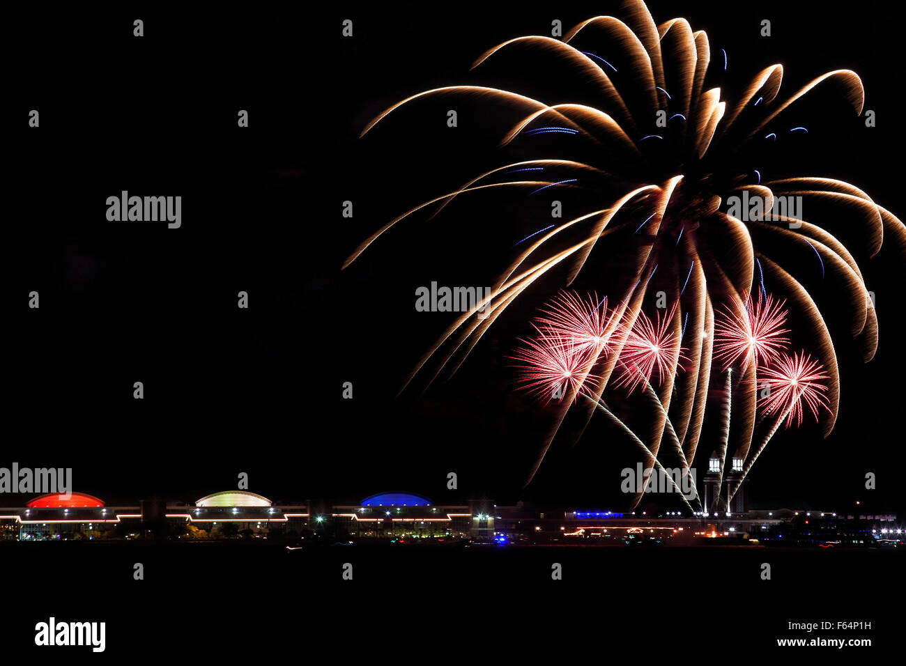 Rafale d'artifice au-dessus de Navy Pier à Chicago. Banque D'Images