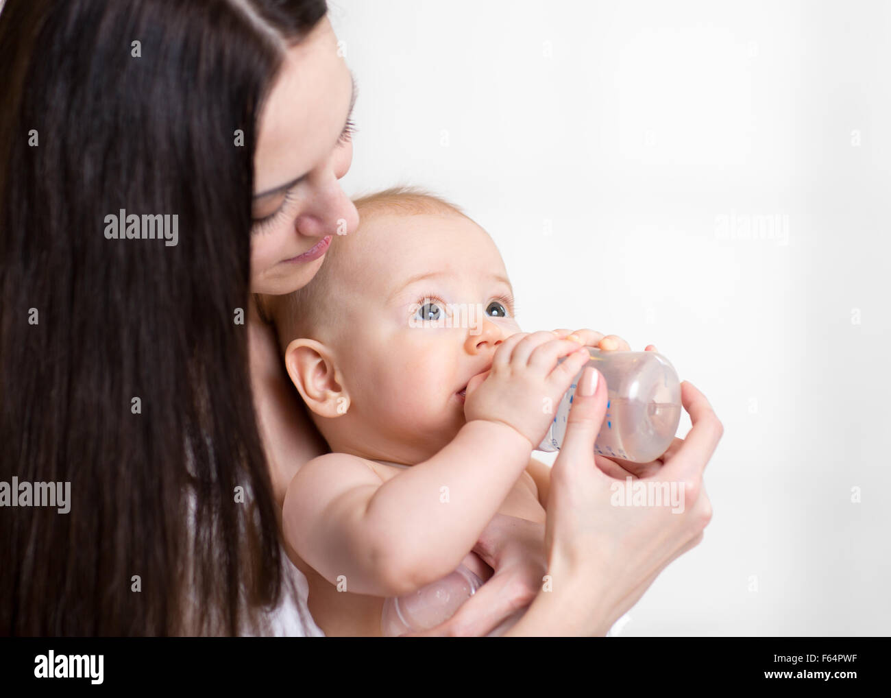 Jeune mère de nourrir son bébé adorable Banque D'Images