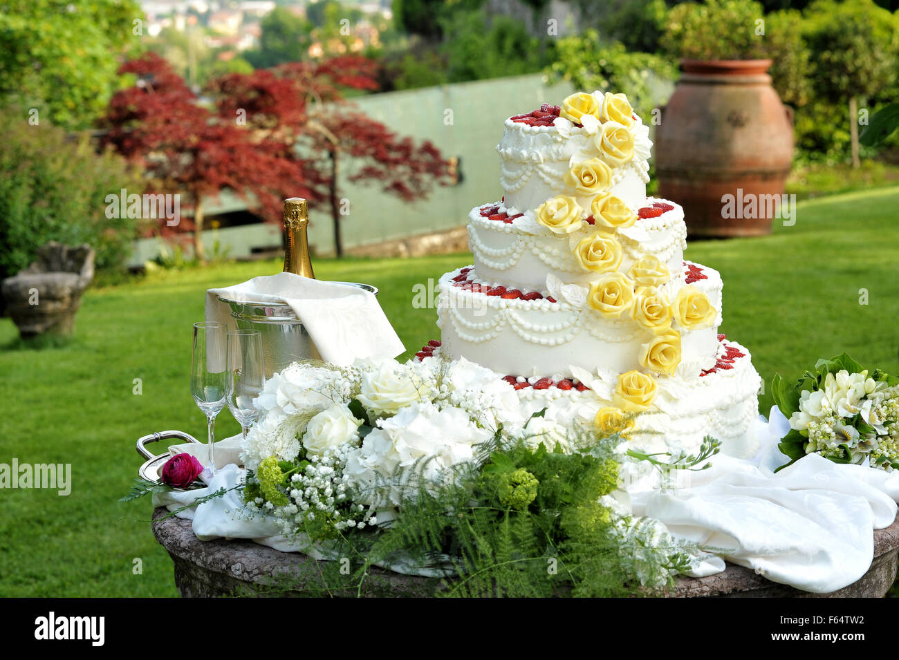 Grand gâteau de mariage décoration par niveaux Banque D'Images